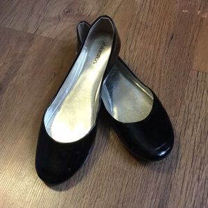 Women’s black flats